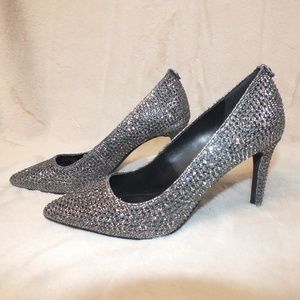 Michael Kors Dorothy pump silver.